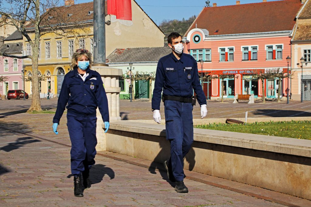 Szalai Emese és Valent Tamás polgárőrök védőfelszerelésben a Széchenyi téren